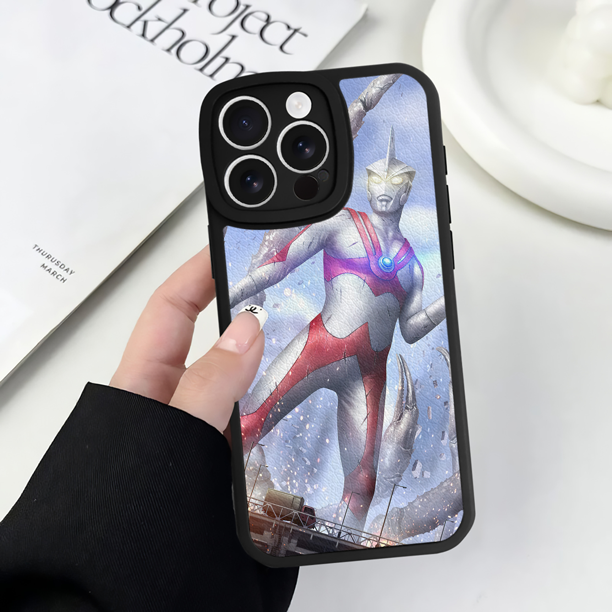 （画像用） ウルトラマン Ultraman 【iPhone 16シリーズ対応】シリコンスマホケース（レザー調） 材質：シリコン